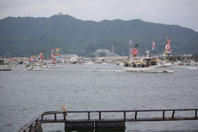 中野港から境水道に向けて、地元の漁船が一斉に出航して行きます